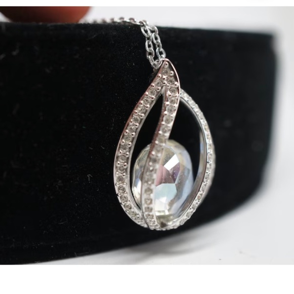 NIB Swarovski Crystal Teardrop Pendant Necklace Rhodium Plated 16" - Picture 4 of 7